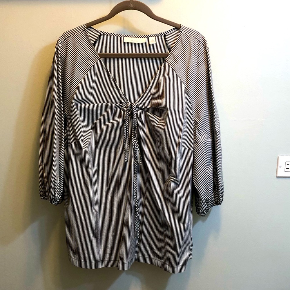 Plus size blue and white deep V-neck blouse. 2X. Tunic length.